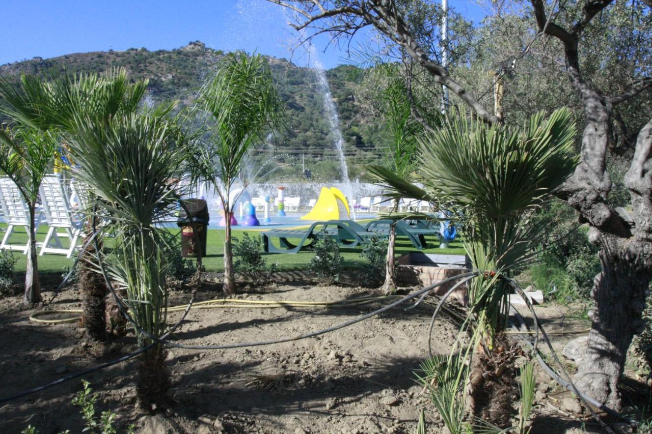 Glamping Alcantara Luxe tent Motta Camastra